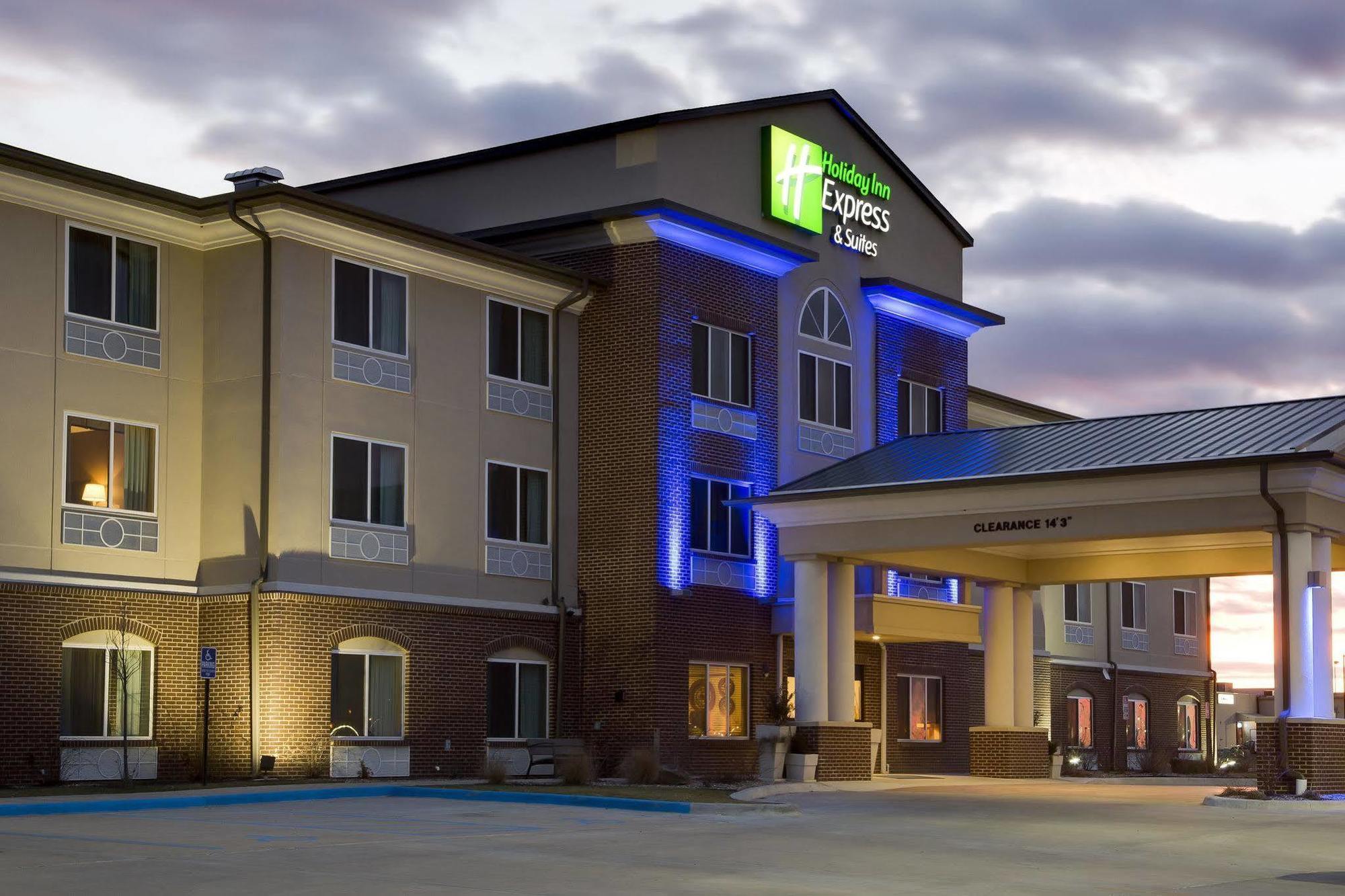 Holiday Inn Express & Suites Nevada By Ihg Exterior foto
